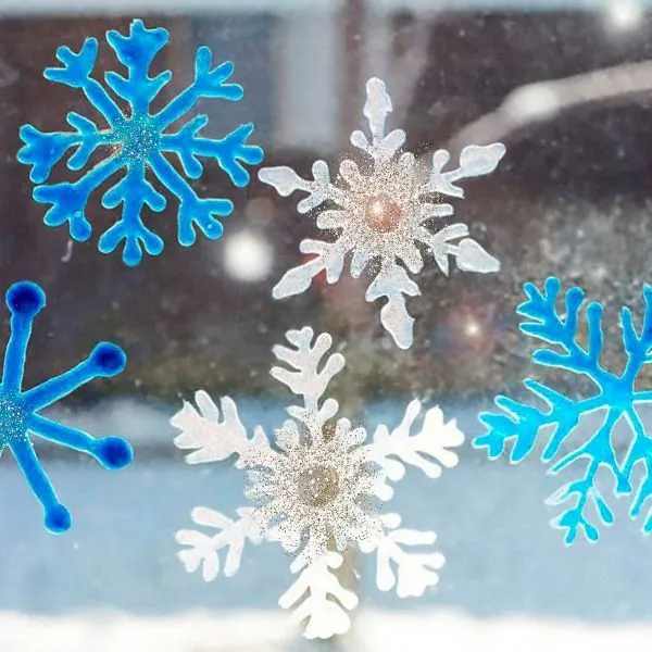 акварельный рисунок на окне снежинки фото