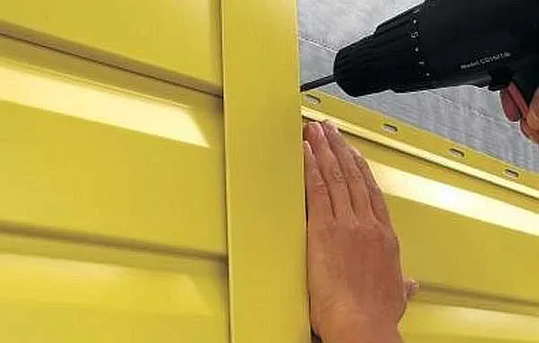 Обшивка дома снаружи металлическим сайдингом проста: можно сделать своими руками даже без особого строительного опыта