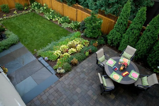 Грядки на даче: высокие, умные, ленивые. Еще один пример контрастного дизайна для декоративных садовых растений и для грядок