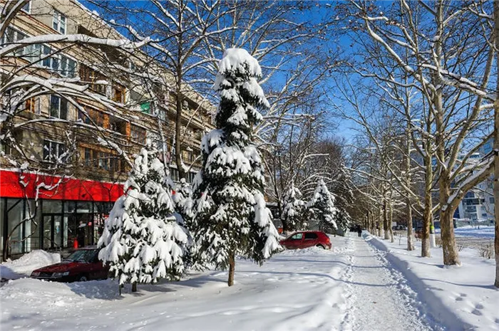 Зимняя улица в снегу