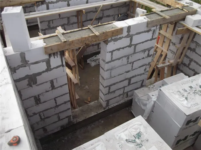 Хотя некоторые строители предпочитают перемычки из армированного бетона, для чего понадобится сооружать съемную опалубку над каждым проемом