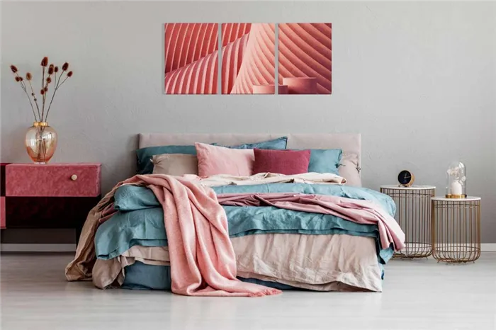 Модная-картина-красно-розовая-абстракция-в-интерьере-спальни
