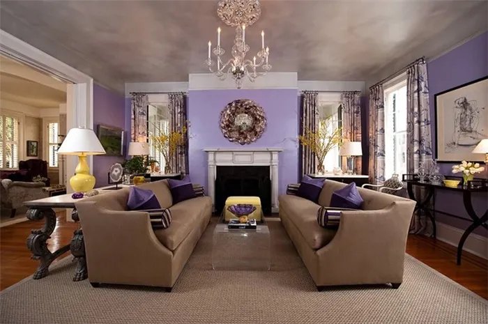  Гармоничное сочетание бежевого и фиолетового цвета в интерьере гостиной