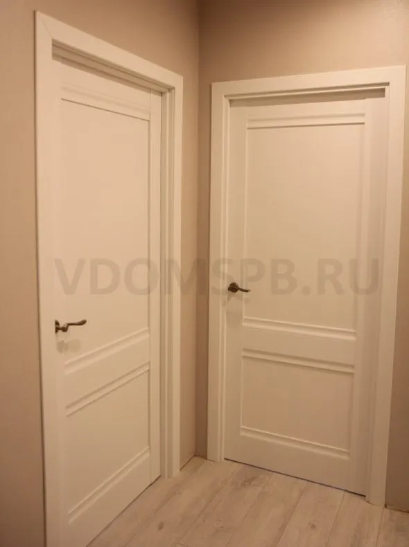 Царговые двери с класссическим дизайном и отделкой белой ПВХ пленкой