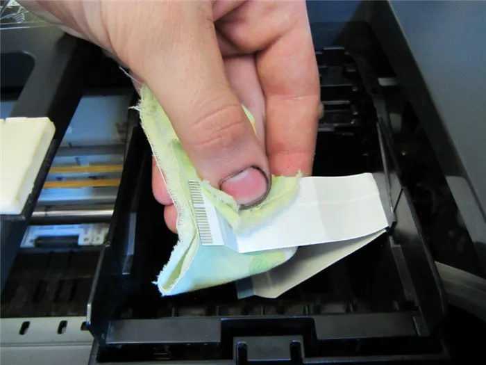 Удаление остатков жидкости с корпуса принтера