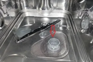 Отверстие для выкручивания фильтра и устранения засора в посудомоечной машине Бош