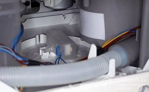 Поплавок и датчик-переключатель системы «Аквастоп» в посудомоечной машине Bosch