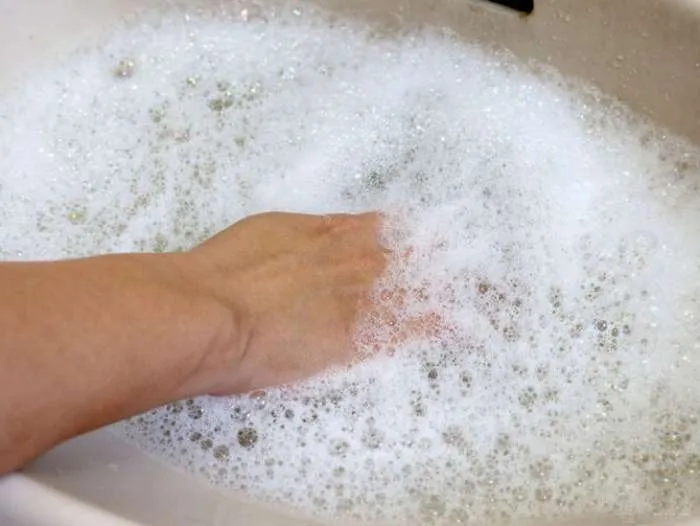8 лучших способов отмыть суперклей с пальцев