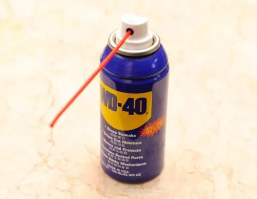 WD-40 оптимален для смазки петель