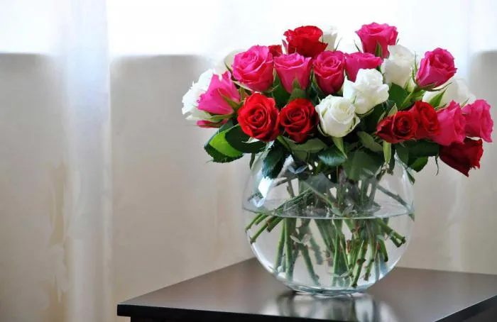 Фото розы в вазе