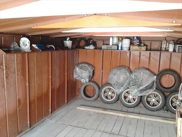 Деревянный пол в гараже - фото