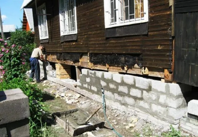 Замена цоколя деревянного дома