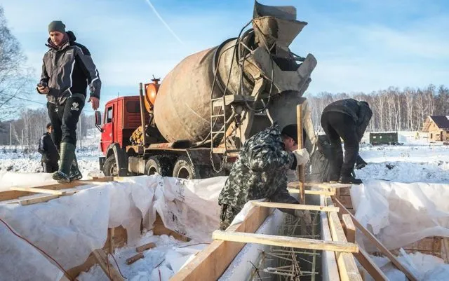 Заливка фундамента зимой может обойтись дешевле, так как в зимний период цены на строительные материалы могут снижаться.