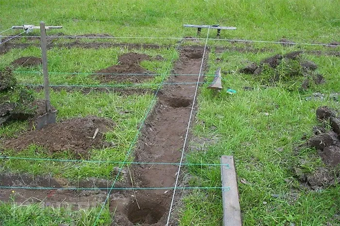 Часто ямы под столбы роются при помощи ручных ямобуров, что позволяет не делать полноценную опалубку в землю