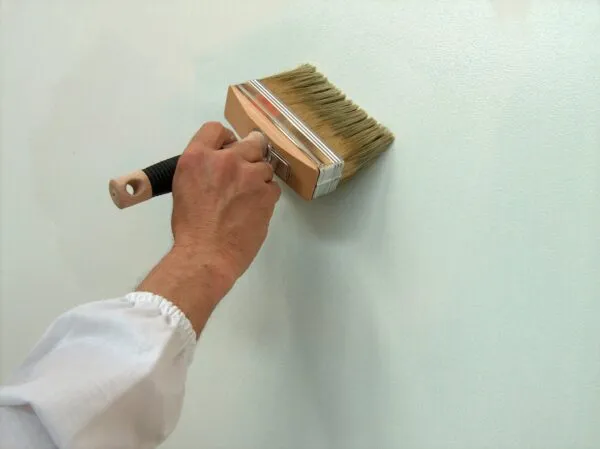Покраска стен с помощью щетки для швабры