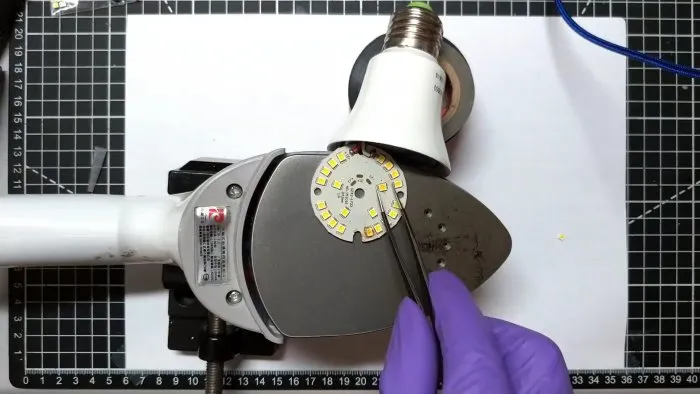 Как с помощью утюга заменить перегоревшую светодиодную лампочку