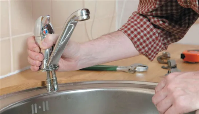 Как заменить кухонные смесители своими руками