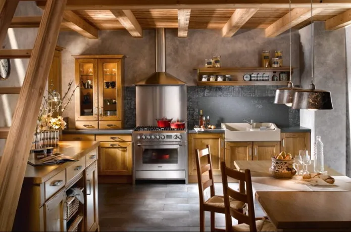 Кухня с деревянным потолком