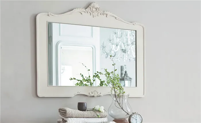 Белые деревянные рамы для зеркал