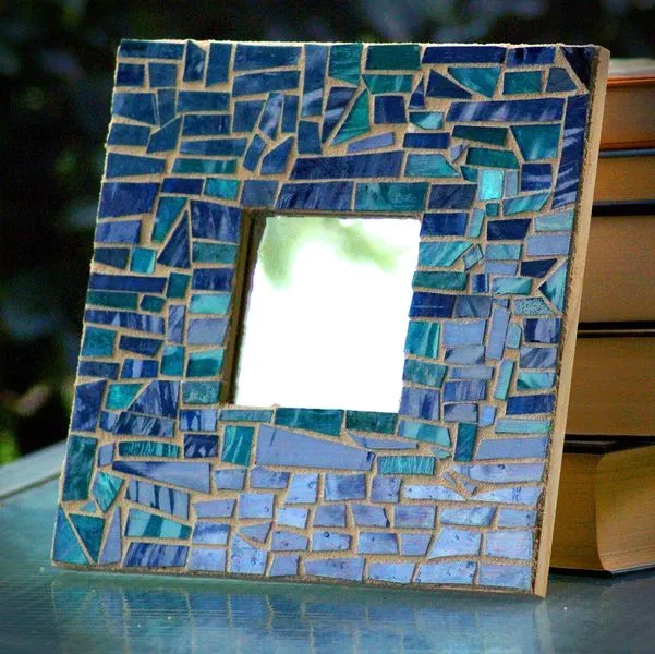 Зеркало с рамой из голубой мозаики