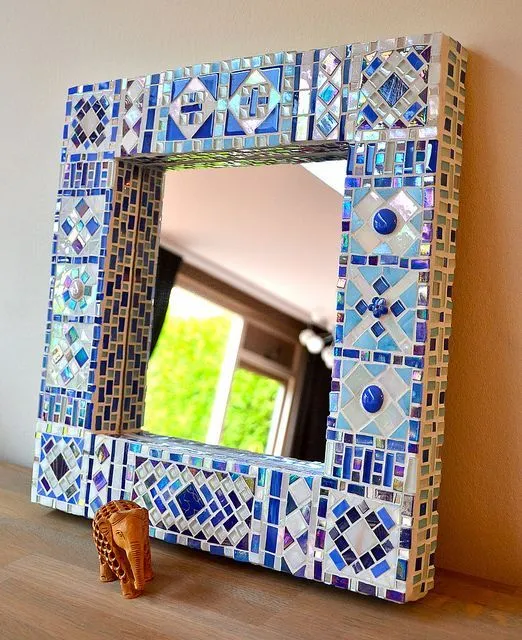 Рама зеркала отделана мозаичным шпоном, нарядным и элегантным.