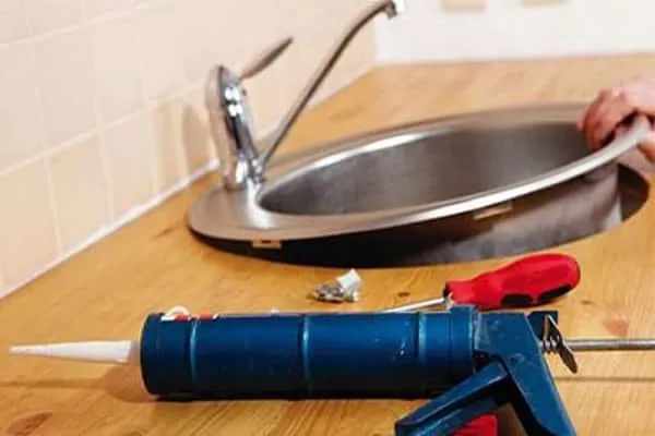 Как установить раковину на кухонную столешницу