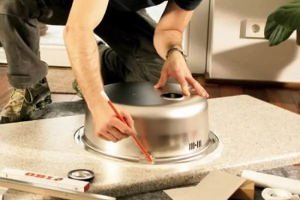 Как установить мойку на кухонную столешницу: монтаж мойки