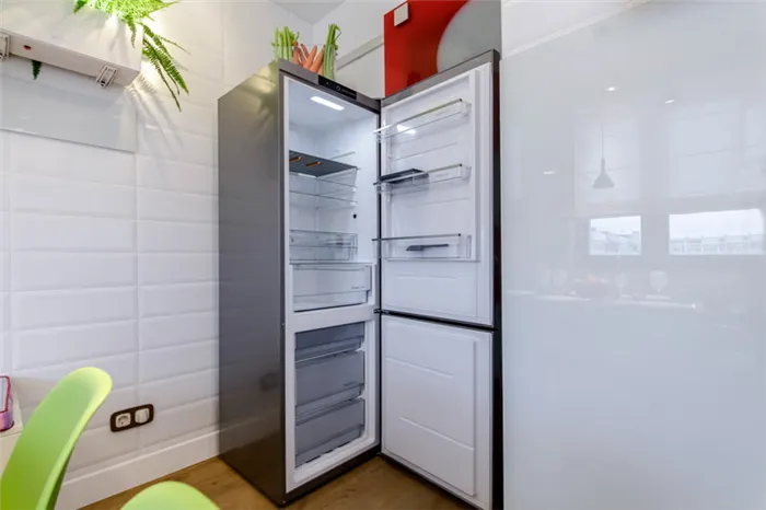 Как разместить холодильник на кухне?