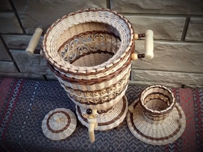 Чашки, сделанные из самовара и газетных трубочек