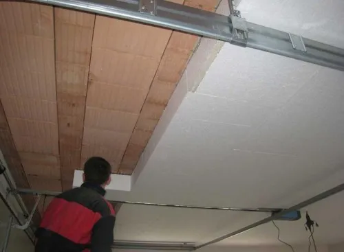 При ремонте крыши отдельно стоящего дома крышу часто утепляют изнутри. Это неверно, но что делать, если у вас нет чердака?