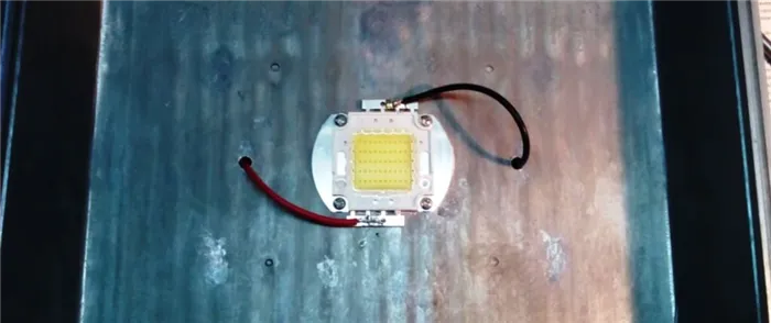 светодиодный модуль внутри светодиодного прожектора