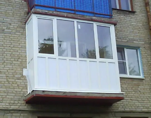 Остекление балкона дома в хрущевке