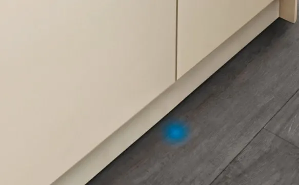 Некоторые модели посудомоечных машин в конце каждой операции освещают пол синим лучом.