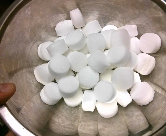 Свежие таблетки для посудомоечных машин на основе пищевой соды, известковой соли и буры.