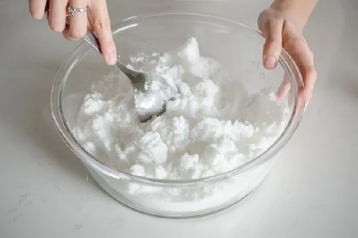Как самостоятельно изготовить таблетки для мытья посуды, используя пищевую соду, соль и лимонный сок.