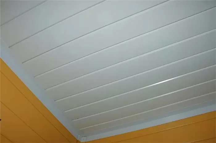 Корзины хорошо смотрятся на шиферных потолках. И поэтому их также можно назвать универсальными.