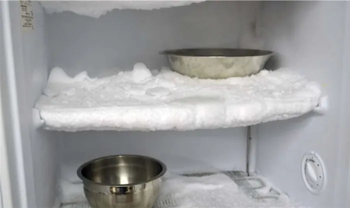 Быстро разморозить холодильник с помощью миски с кипящей водой