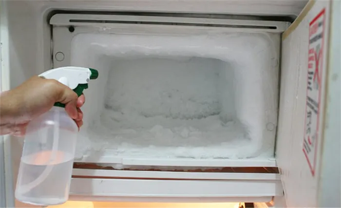 Быстрое размораживание холодильника с помощью распылителя горячей воды