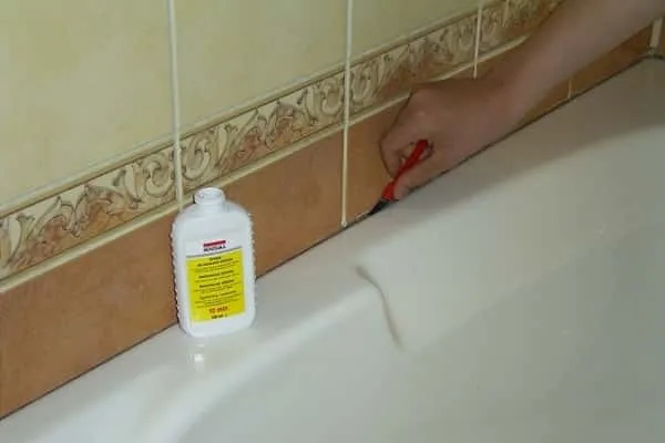 Как удалить силиконовый герметик с акриловых ванн с помощью специальных средств.