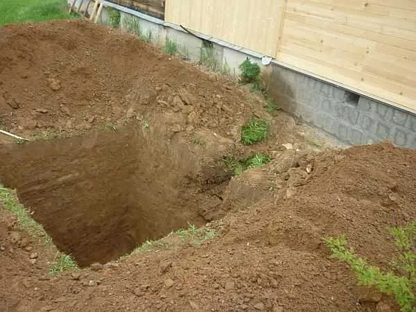 Чтобы исследовать грунт для собственного фундамента, необходимо выкопать аналогичную яму глубиной примерно 2,5 метра.