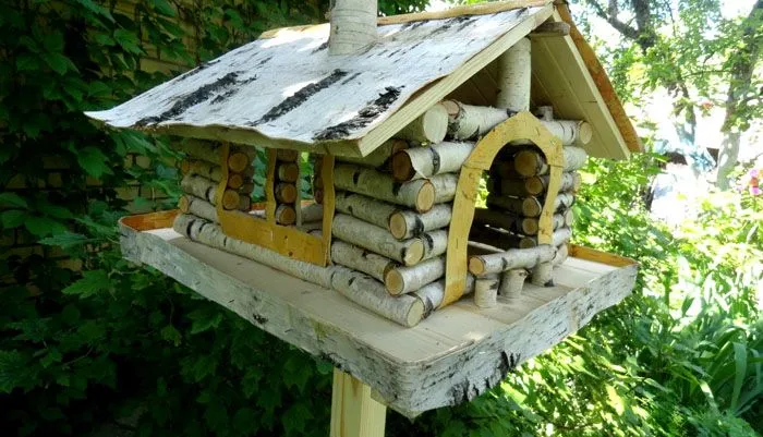 Элегантные домики для птиц из березовых веток и березовых крыш. Ветви можно соединять между собой с помощью клея, саморезов или гвоздей.
