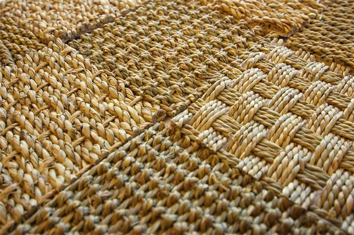 Используя комбинированные техники плетения, можно создавать особые узоры