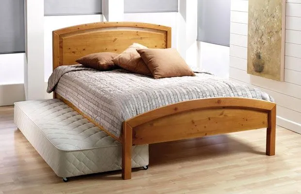 Кровать ручной работы из дерева