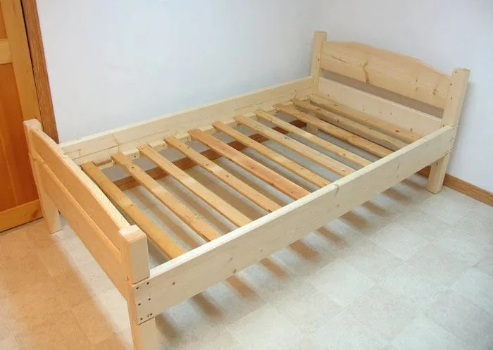 Конструкции и размеры деревянных кроватей абсолютно разные и определяются исходя из потребностей пользователя и его умения пользоваться ручными инструментами и столярными принадлежностями.