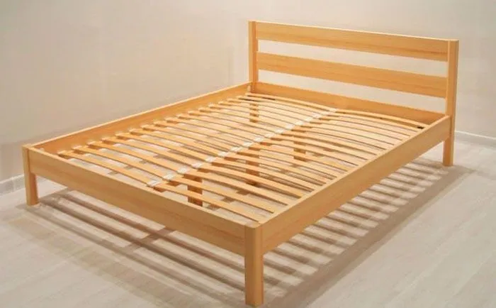 Варианты двуспальных деревянных кроватей