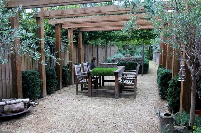 Перголы и крытые заборы в частных домах создают затененные пространства с приятными условиями для отдыха в летнее время. Здесь уместны вьющиеся растения.