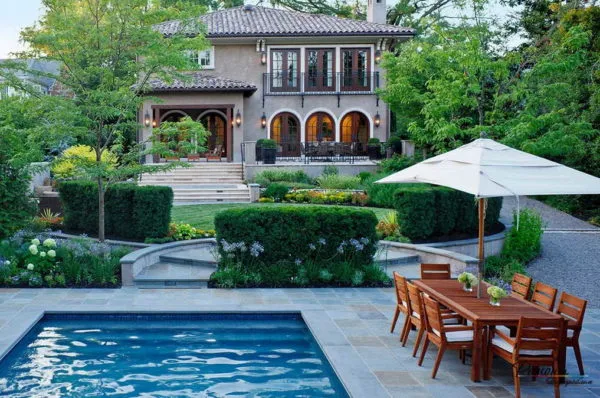 Ландшафтный дизайн для частного двора с бассейном возле двери