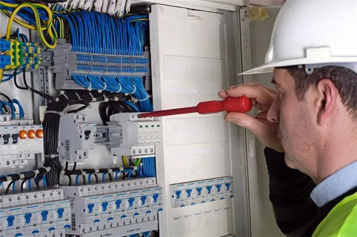 Будьте осторожны при работе с электрическими кабелями: эти действия могут привести к трагедии