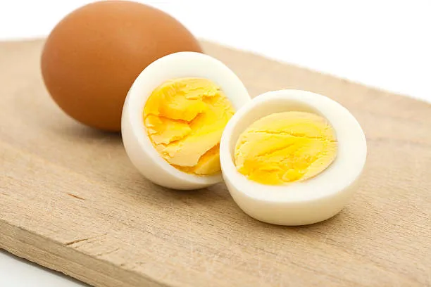 Вареное яйцо для борьбы с пятнами от чернил