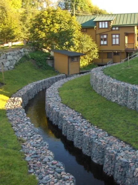 Подпорные стенки из камня, образующие водоотводный канал